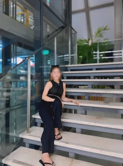 Denise, 23